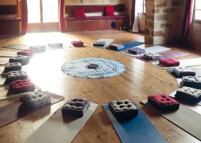 Salle de travail du Ravin Bleu - coussins disposés en cercle pour le groupe Gestalt