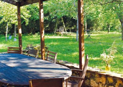 Terrasse ombragée du Ravin Bleu - espace de détente en pleine nature